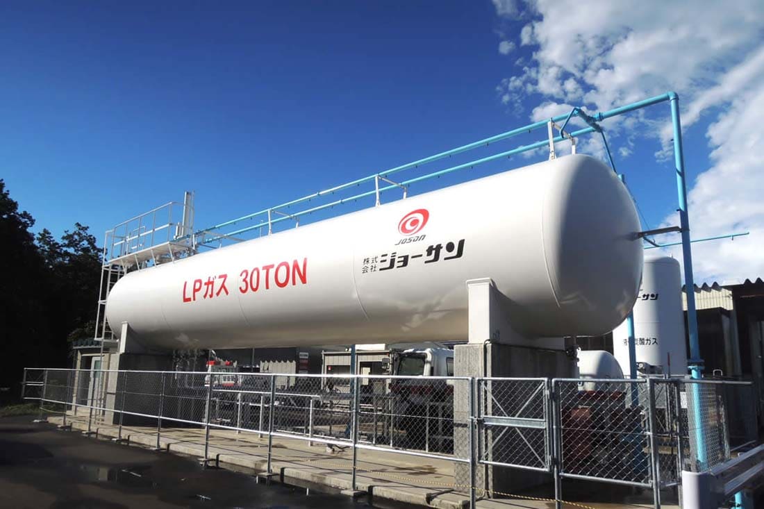 LPガス 30TON と印字された大きなガスタンクのイメージ